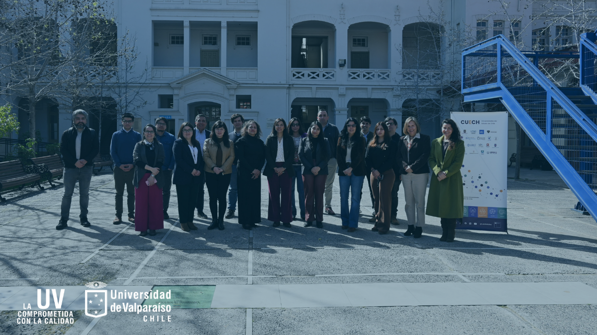 Elizabeth Jorquera junto a representantes de la Red de Análisis Institucional de las Universidades Estatales en jornada realizada en la Universidad de Los Lagos